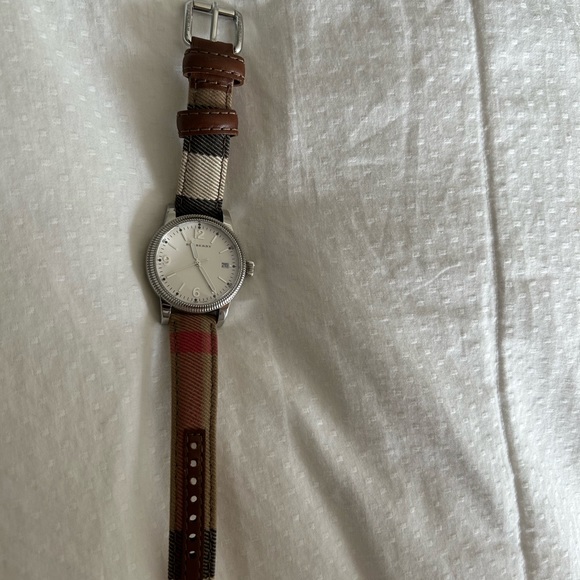Burberry Classic Watch with Leather Strap. Amazing condition!! - Picture 4 of 4